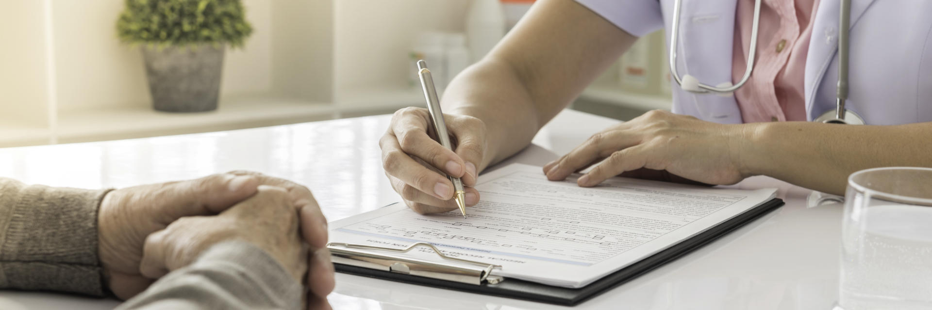 A patient and a doctor filling in the insurance form.