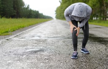 running person caught by knee pain