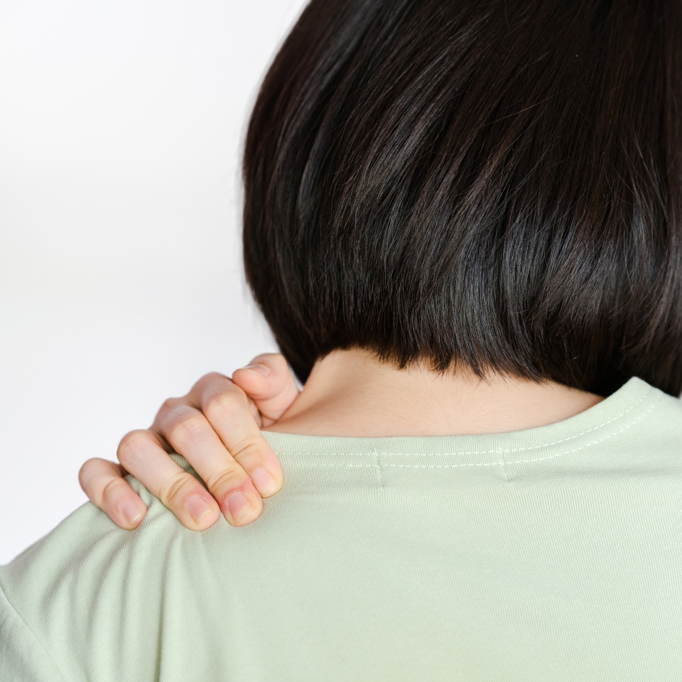 Women suffer from shoulder blade pain after sitting for a long time until they suffer from office syndrome.